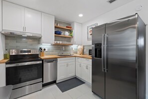 Refrigerador, microondas, horno y parrilla de estufa