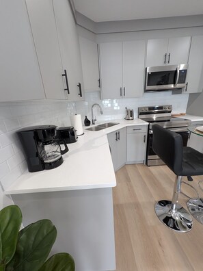 Mikrowelle, Ofen, Herdplatte, Geschirrspüler