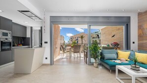 Eine moderne Wohnung mit Küche, Essbereich und Wohnzimmer.