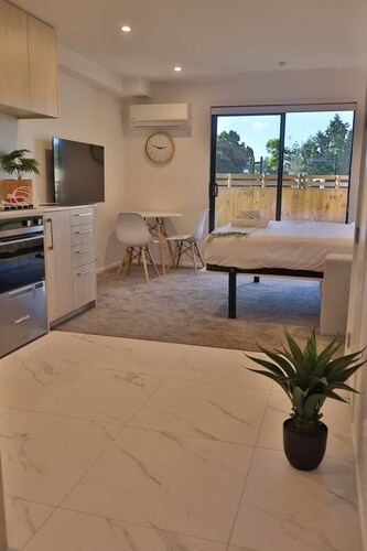 Cosy Studio in Awaroa Road