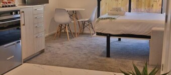 Cosy Studio in Awaroa Road