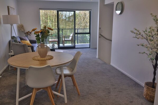 Interior - Cosy 2BR House in Carrington Rd. (Auckland)