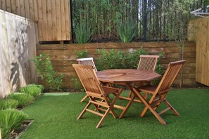 Outdoor dining - Cosy 2BR House in Carrington Rd. (Auckland)