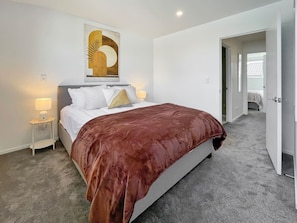 2 habitaciones, tabla de planchar con plancha, wifi y ropa de cama 