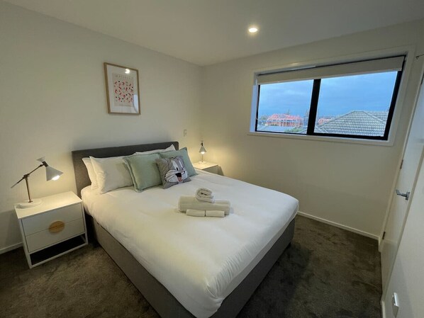 1 bedroom, desk, WiFi