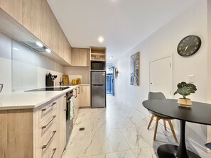 Réfrigérateur, micro-ondes, four, plaque de cuisson