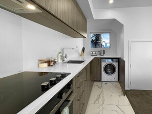 Fridge, oven, stovetop, dishwasher