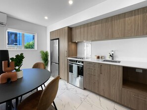 Fridge, oven, stovetop, dishwasher