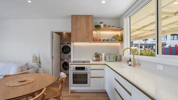 Geladeira, micro-ondas, fogão, lava-louças