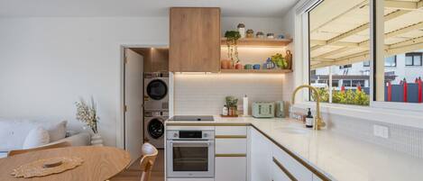 Kühlschrank, Mikrowelle, Ofen, Geschirrspüler