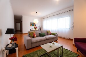 Ein Wohnzimmer mit Sofa, Couchtisch und Lampe.