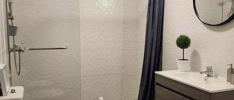 Douche, sĂšche-cheveux, serviettes fournies