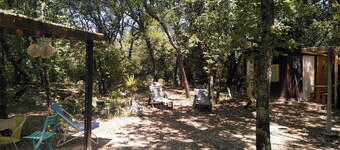 Chalet and caravans in a private wooded area of 1,000 m².