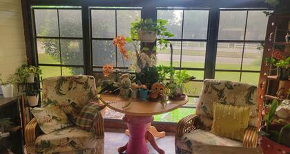Private Garden Efficiency in Downtown Ocala. Close to Silver Springs.