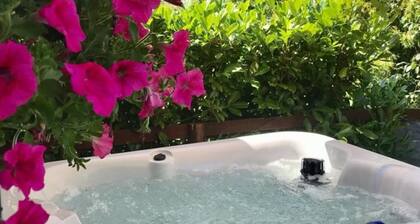 ROMANTIC COLONIAL LODGE WITH HOT TUB, RURAL CHESHIRE
