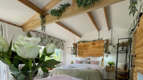 ROMANTIC COLONIAL LODGE WITH HOT TUB, RURAL CHESHIRE