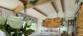 ROMANTIC COLONIAL LODGE WITH HOT TUB, RURAL CHESHIRE