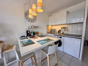Réfrigérateur, four à micro-ondes, un four, lave-vaisselle