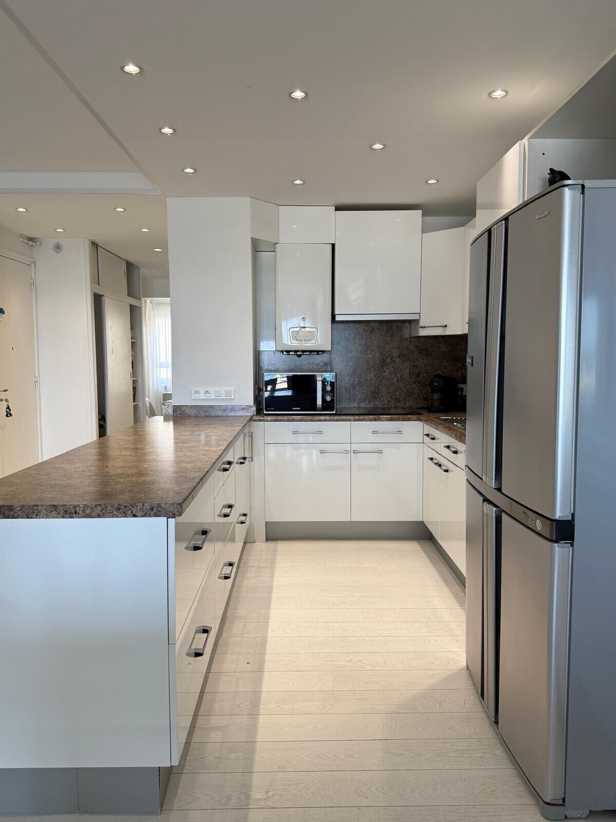 Een koelkast, een microgolfoven, een oven, een vaatwasser