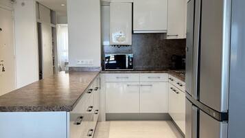 Een koelkast, een microgolfoven, een oven, een vaatwasser