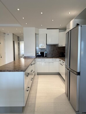 Refrigerador, microondas, horno y lavavajillas