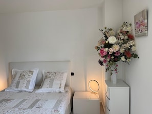 2 slaapkamers, een strijkplank/strijkijzer, wifi, beddengoed