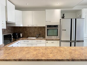 Kühlschrank, Mikrowelle, Ofen, Geschirrspüler