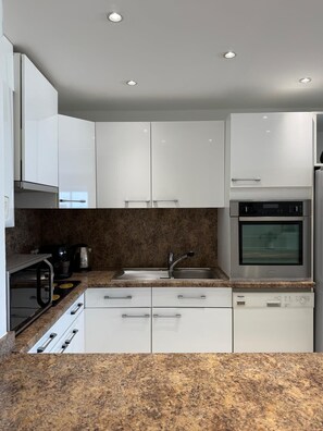 Kühlschrank, Mikrowelle, Ofen, Geschirrspüler