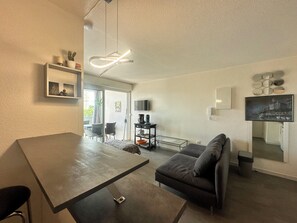 TV - L'Elysée - P2 avec parking proche de la plage (Le Grau-du-Roi)