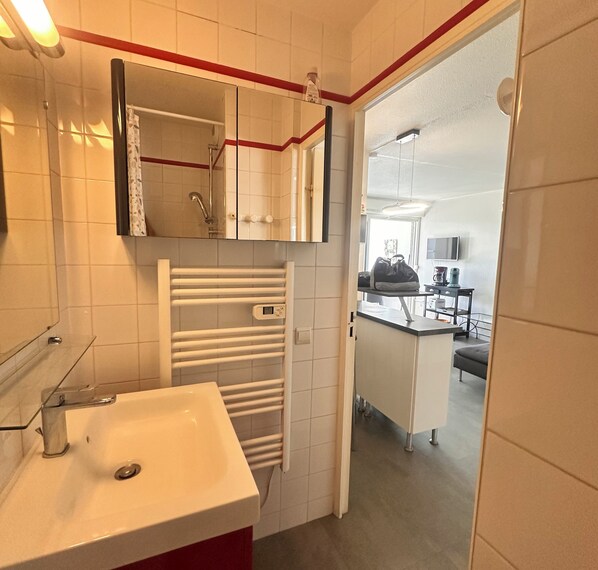Douche, articles de toilette gratuits, sèche-cheveux