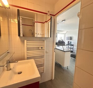 Shower, towels