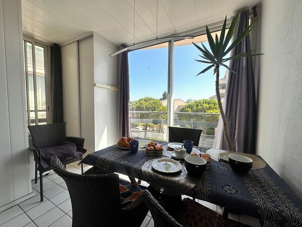 Dining - L'Elysée - P2 avec parking proche de la plage (Le Grau-du-Roi)