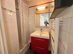 Douche, articles de toilette (gratuits), séchoir à cheveux