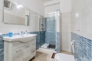 Douche, sèche-cheveux, serviettes fournies