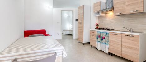 冷蔵庫、コンロ、調理器具と食器