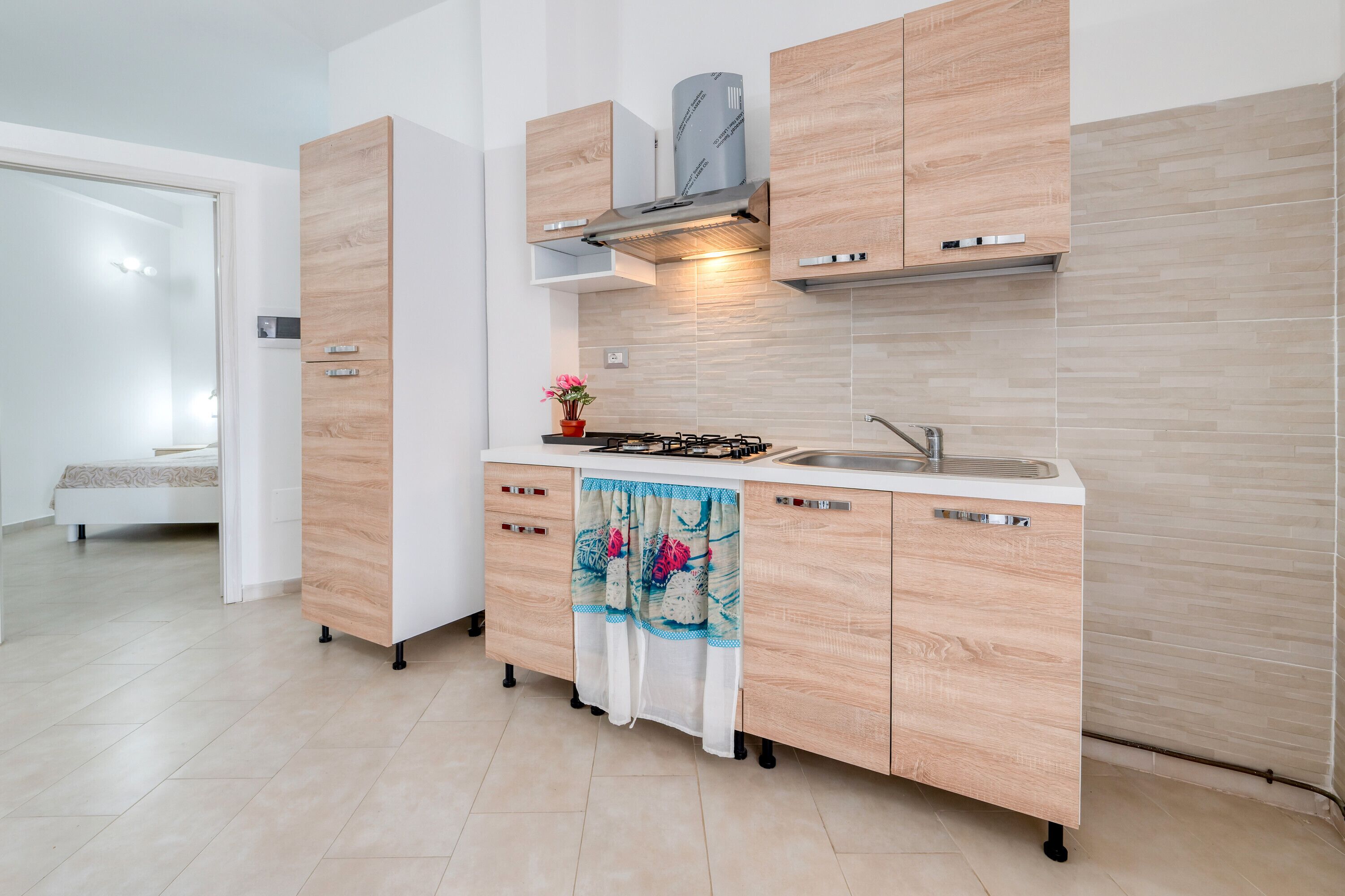 Kühlschrank, Herdplatte, Kochgeschirr/Geschirr/Besteck