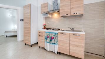 Refrigerador, parrilla de estufa y utensilios de cocina