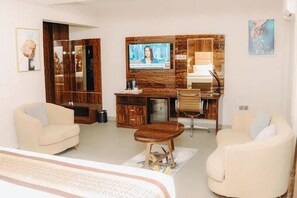 Escritorio, espacio para trabajar con laptop y cortinas blackout