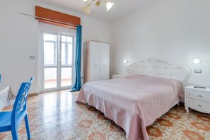 1 bedroom, WiFi - Room 'Blu Dea -  3' with Shared Terrace, Wi-Fi and Air Conditioning (Torre Lapillo)