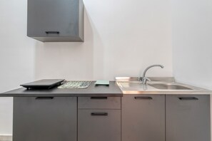 Fridge, cookware/dishes/utensils