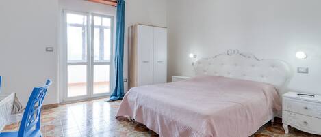 1 室のベッドルーム、デスク、WiFi