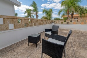 Terrace/patio - Room 'Blu Dea -  3' with Shared Terrace, Wi-Fi and Air Conditioning (Torre Lapillo)