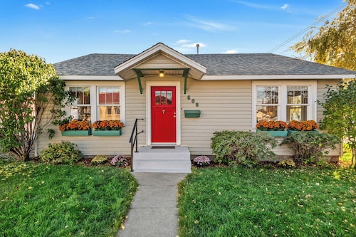 Charming 1930s 3-bedroom house with WiFi and AC in Prineville