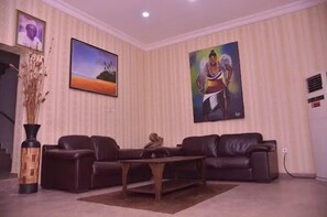 Coin salon dans le hall