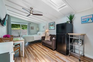 Escritorio, tabla de planchar con plancha, wifi y ropa de cama 