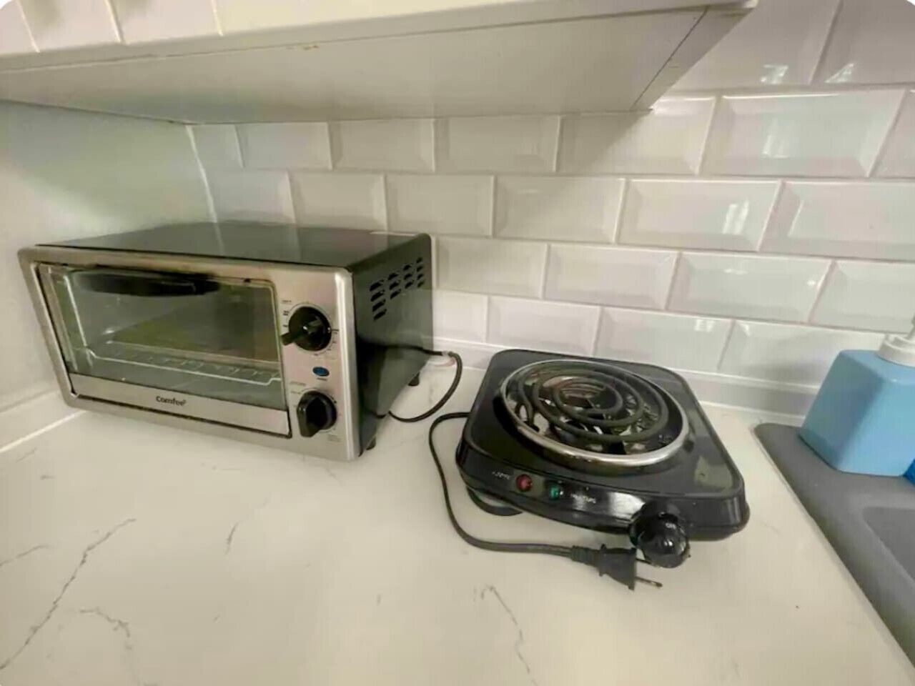 Une cuisine équipée d’un four grille-pain et d’une cuisinière à gaz portable.