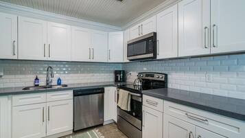 Frigorifero, microonde, forno, piano cottura