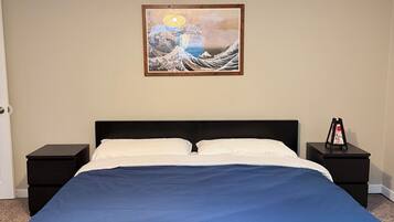 1 soveværelse, pengeskab på værelset, skrivebord, strygejern/strygebræt