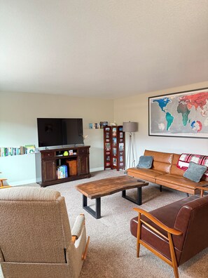 Smart TV, books - Warm Winter Gateway Private Sauna w Epic View (Colorado Springs)