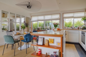 Comfort Apartment, City View | Private kitchen